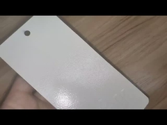 Kusurları ve kusurları örtmek için kırışık beyaz toz kaplama